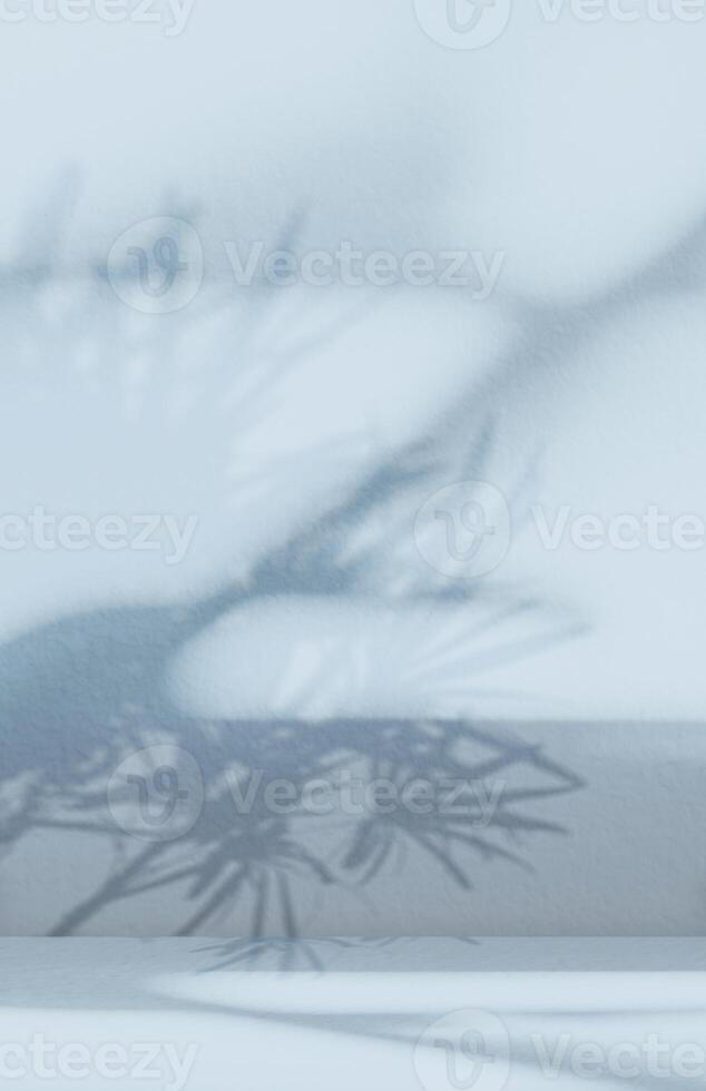 Blau Hintergrund, Studio Beton Mauer Oberfläche Textur mit Licht, geh Schatten auf Tischplatte zum Produkt vorhanden, leer Zement Küche Zimmer Hintergrund mit Podium Anzeige zum Frühling Sommer Sammlung foto