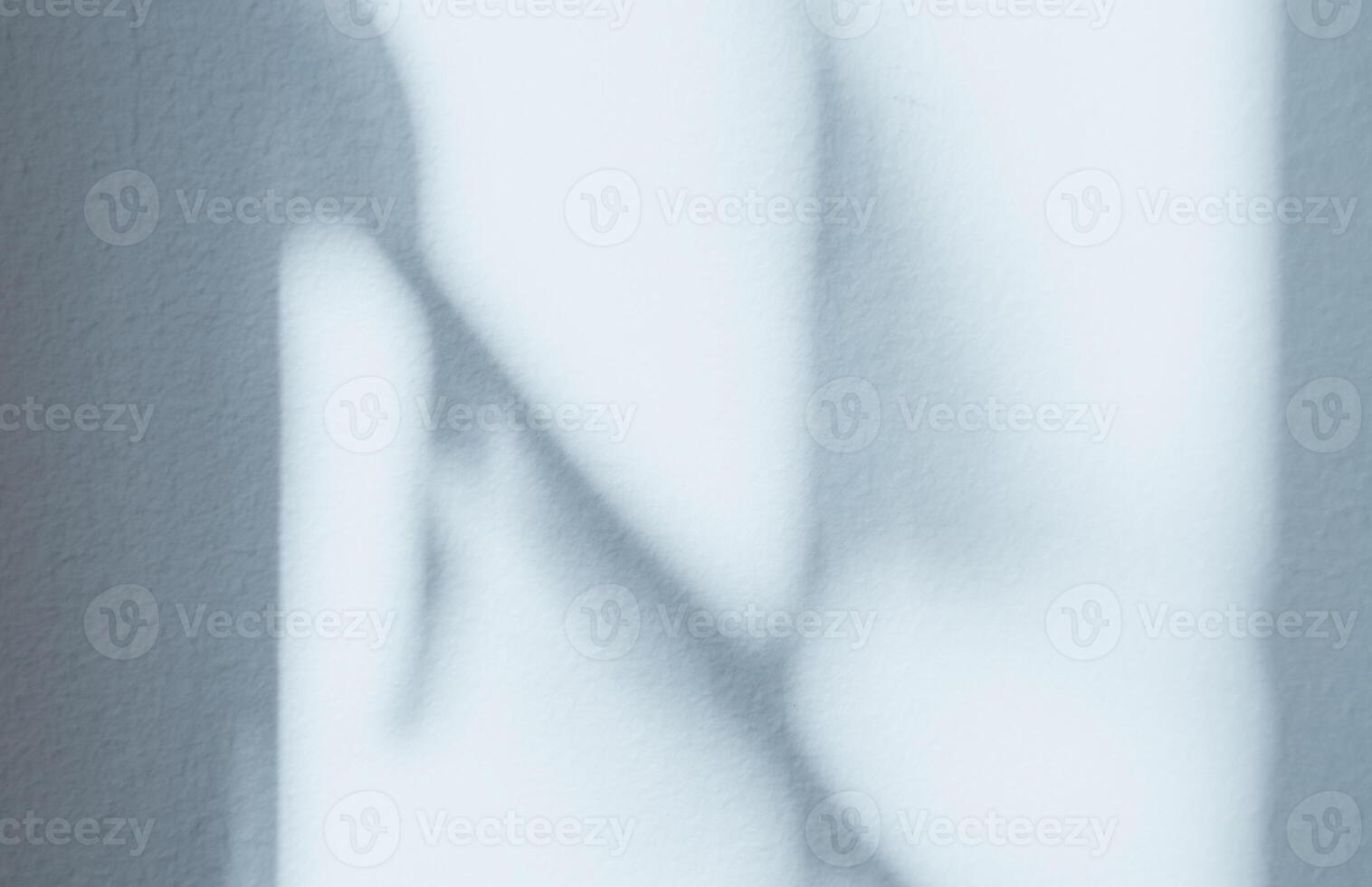 Blau Hintergrund, Studio mit Schattenlicht auf Beton Wand, Hintergrund Anzeige Zimmer mit Sonnenlicht reflektieren, Pastell Banner zum kosmetisch Produkt Präsentation, Verkauf, online Geschäft im Frühling Sommer foto