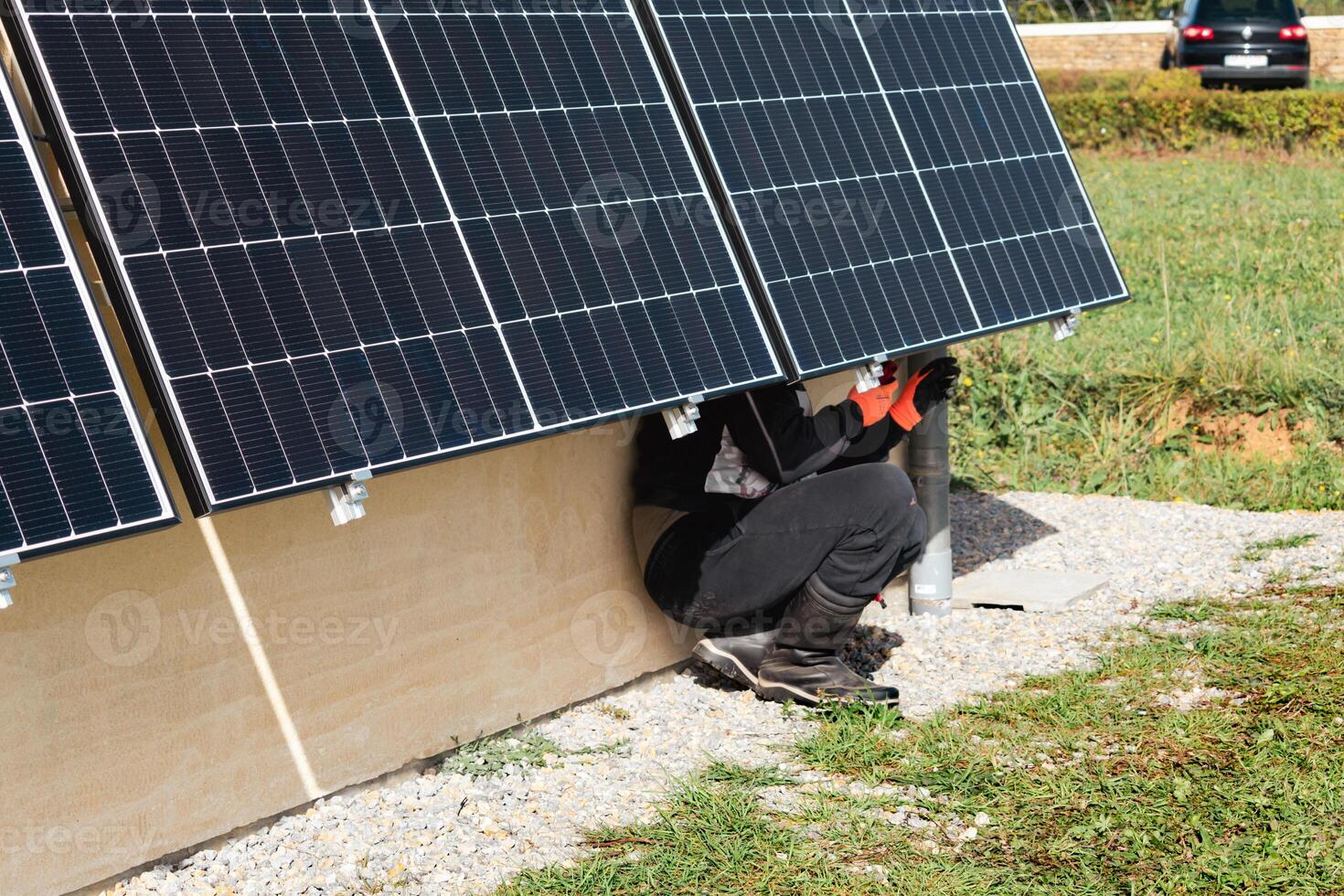 Solar- Paneele auf ein gut belichtet Mauer von ein Individuell Haus, Herstellung Ersparnisse folgenden das Energie Krise, Öko-Bürger Geste, Grün Energie foto