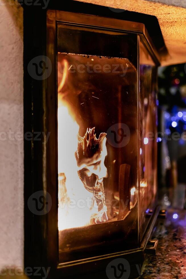 Log von Holz Verbrennung im ein Kamin Innerhalb ein Haus, Feuerstelle foto