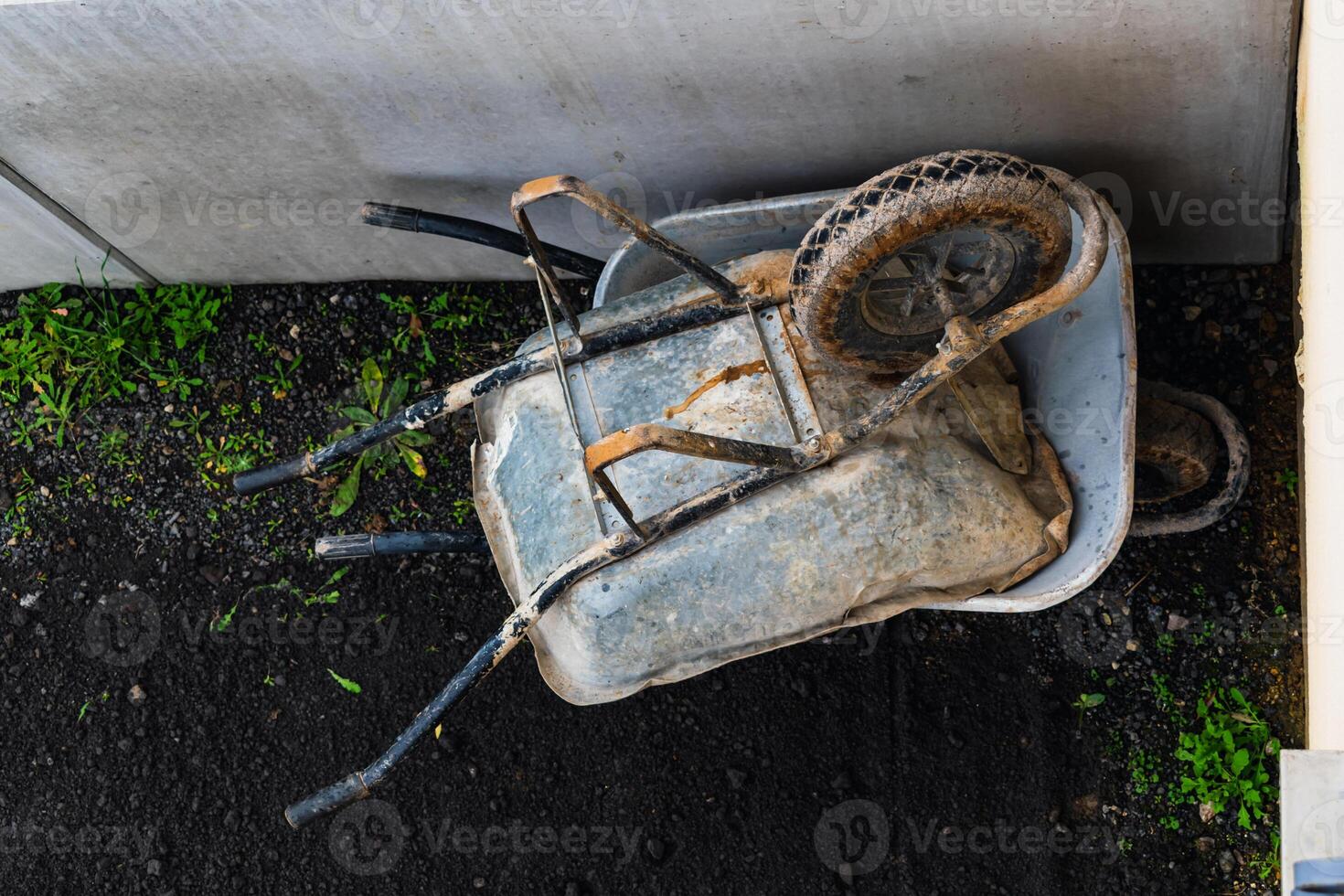 Schubkarre, Konstruktion Seite? ˅ Werkzeuge zum Transportieren Materialien, Kies, Beton foto