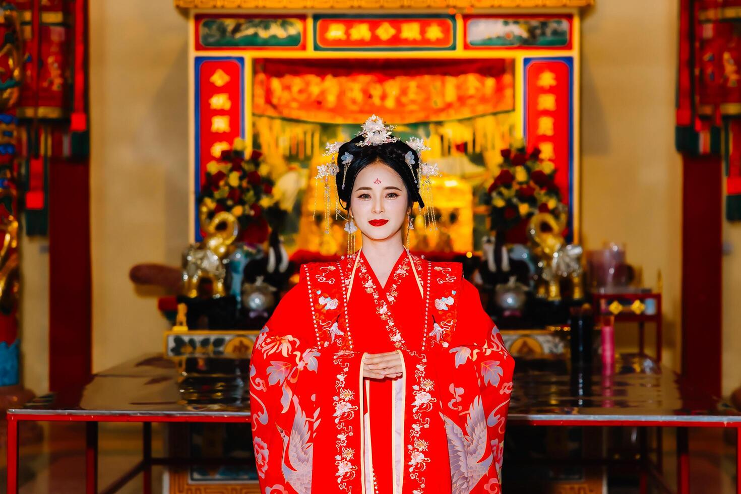 Frau Kleid China Neu Jahr. Porträt von ein Frau. Person im traditionell Kostüm. Frau im traditionell Kostüm. schön jung Frau im ein hell rot Kleid und ein Krone von Chinesisch Königin posieren. foto