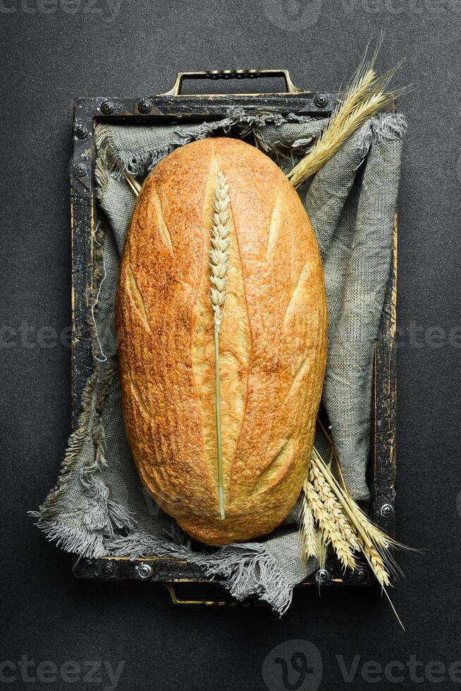 frisch gebacken Weiß Oval Brot. hausgemacht Roggen Brot. oben Sicht. foto