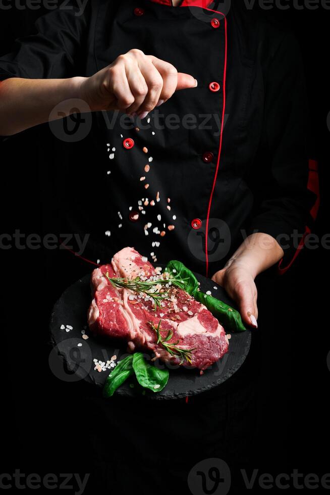 Rindfleisch Steak und Salz- durch Koch auf das Hintergrund mit kostenlos Raum zum Text Design oder Logo Speisekarte Restaurant. Fleisch. auf ein schwarz Hintergrund. foto