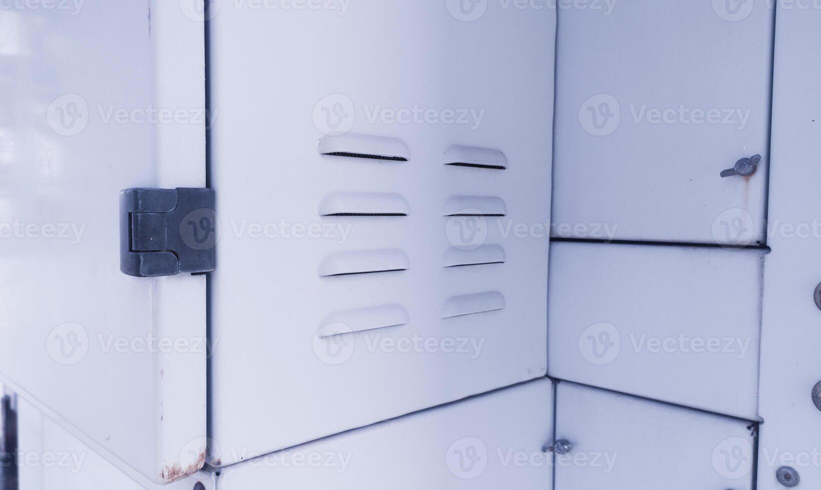 elektrisch Steuerung Panel Kühlung Belüftung Pfad Löcher. foto