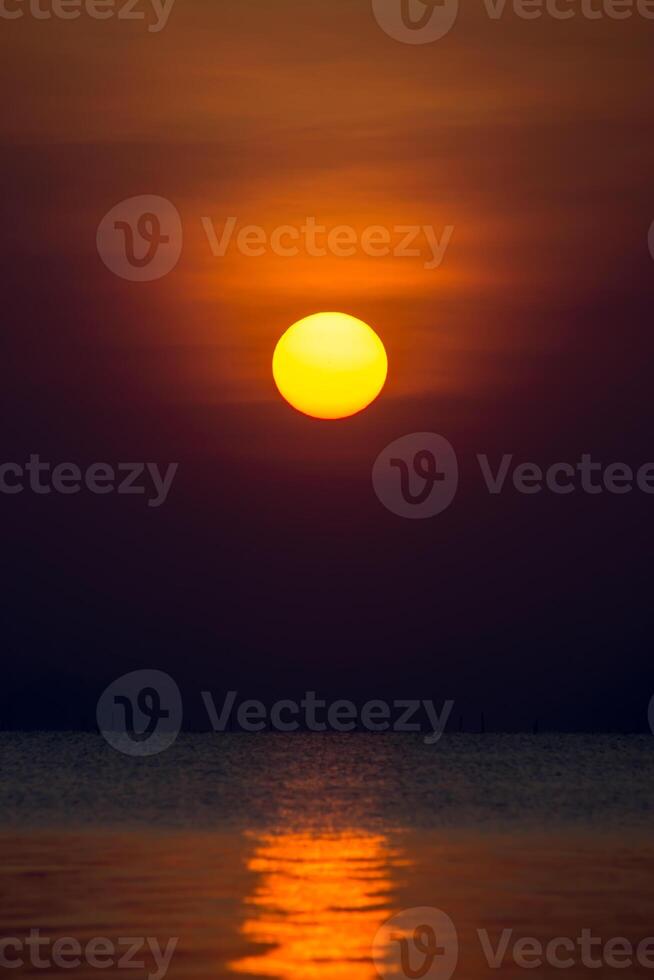 Sonnenuntergang Himmel auf das See foto