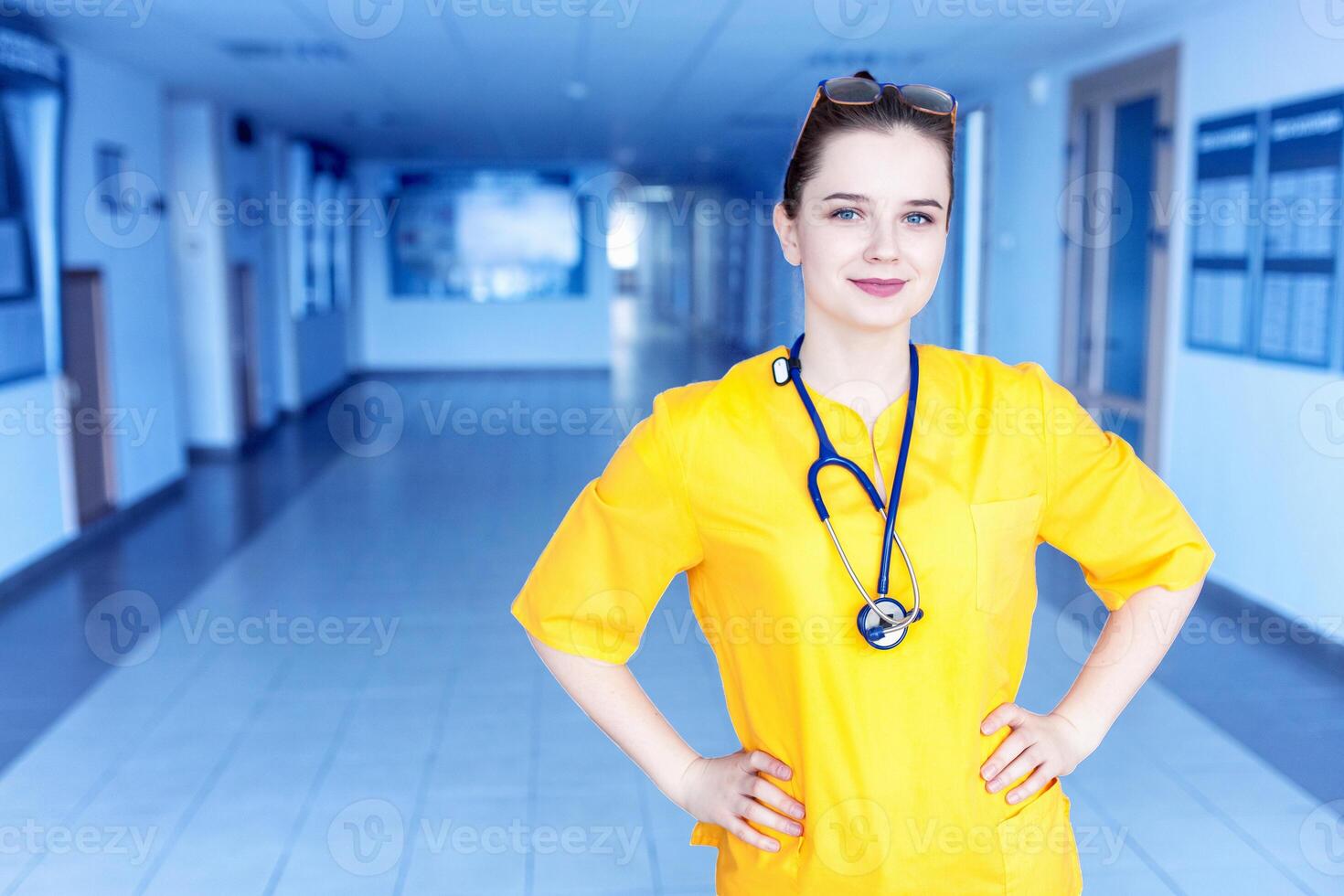 Arzt im Gelb Uniform im das Krankenhaus. Konzept von ein glücklich schön Arzt Mädchen mit ein Lächeln foto