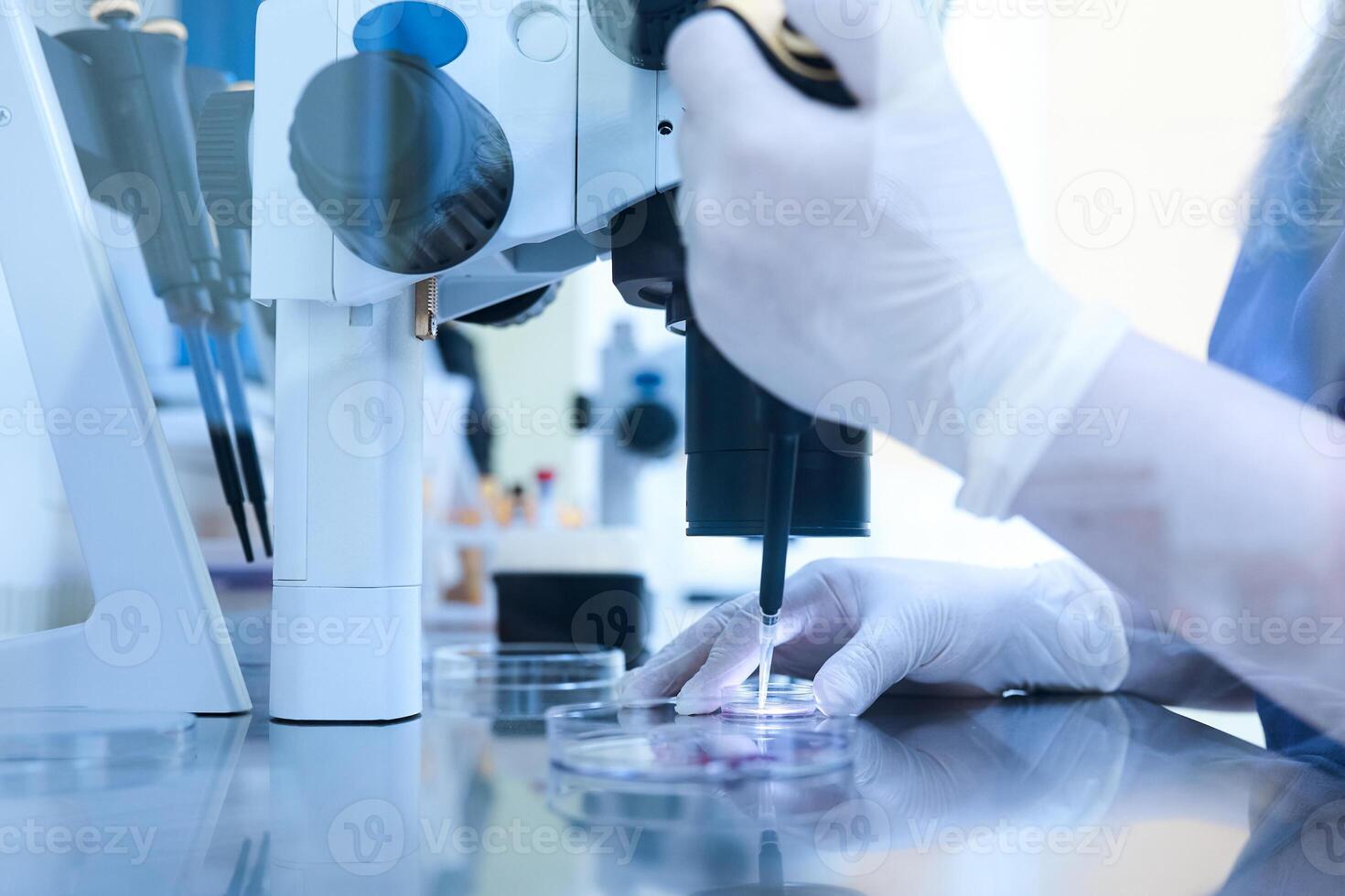 Ausrüstung auf Labor von Düngung, ivf. Mikroskop von reproduktiv Medizin Klinik düngen Ei draußen weiblich Körper. Krankheit Labor Forschung foto