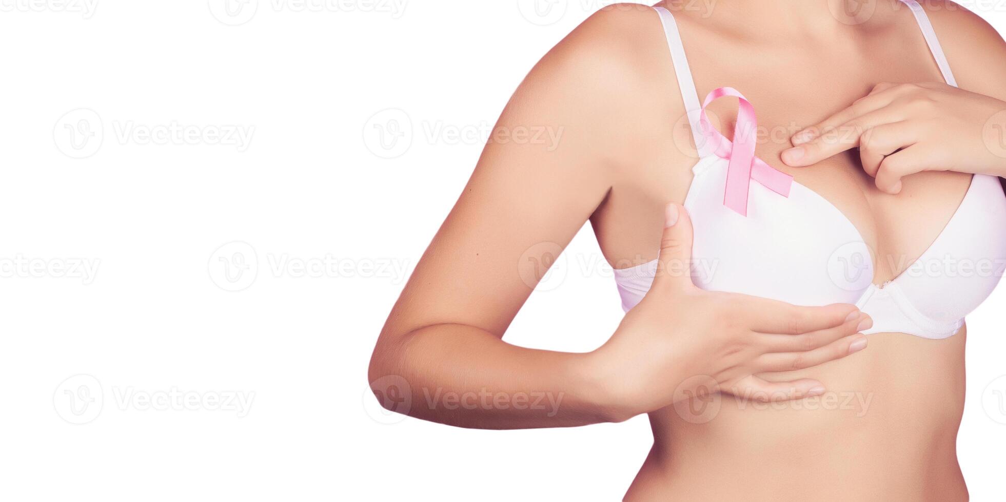 jung Frau Prüfung ihr Brust zum Klumpen oder Zeichen von Brust Krebs. Rosa Schleife. isoliert auf Weiß Hintergrund foto