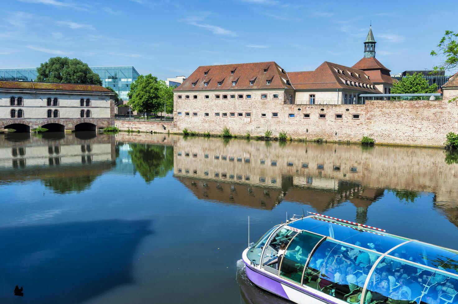 Straßburg, Frankreich, 2017, National Schule von Verwaltung oder ena im das ehemalige kommanderie Heilige Jean entlang das krank Kanal, Straßburg, Elsass, bas Nashorn Abteilung, Frankreich foto