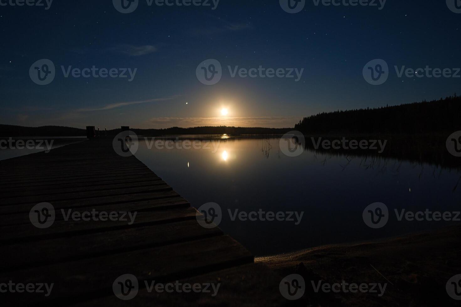 Sonnenuntergang auf ein See im Schweden. das Mondlicht ist reflektiert im das Ruhe Wasser. foto