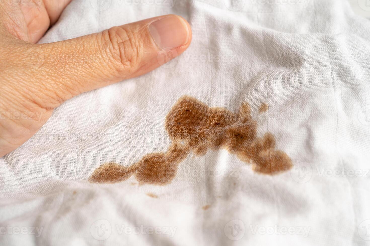 schmutziger tomatensaucenfleck oder ketchup auf tuch zum waschen mit waschpulver, reinigungskonzept für die hausarbeit. foto