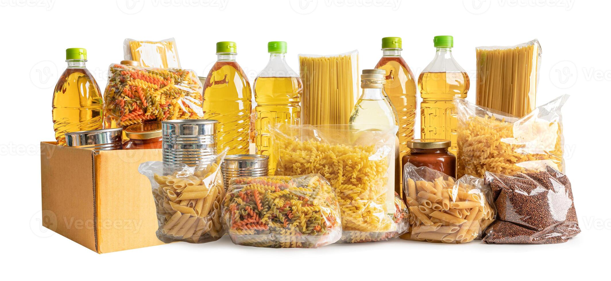 Lebensmittel zum Spenden, Lagern und Liefern. verschiedene Lebensmittel, Nudeln, Speiseöl und Konserven im Karton. foto