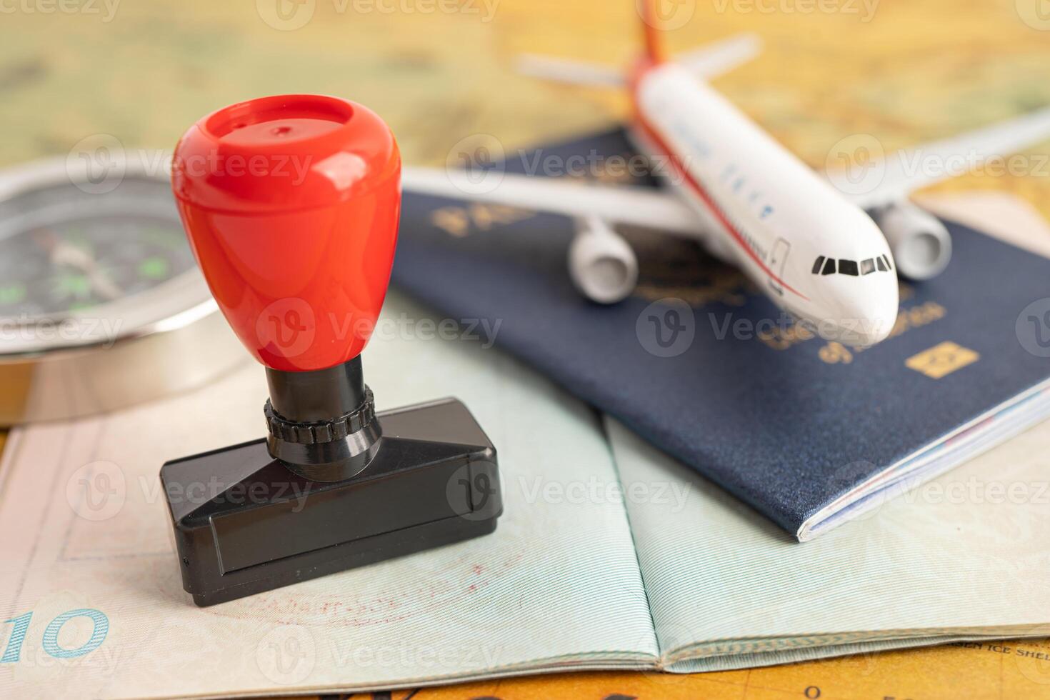 genehmigt Briefmarke Visa und Reisepass dokumentieren zu Einwanderung beim Flughafen im Land. foto