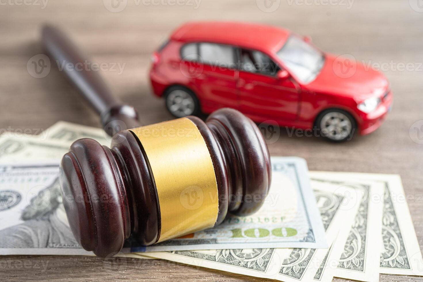 Hammer Hammer Richter und uns Dollar Banknote Geld mit Auto Fahrzeug Unfall, Versicherung Abdeckung Anspruch Klage Gericht Fall. foto