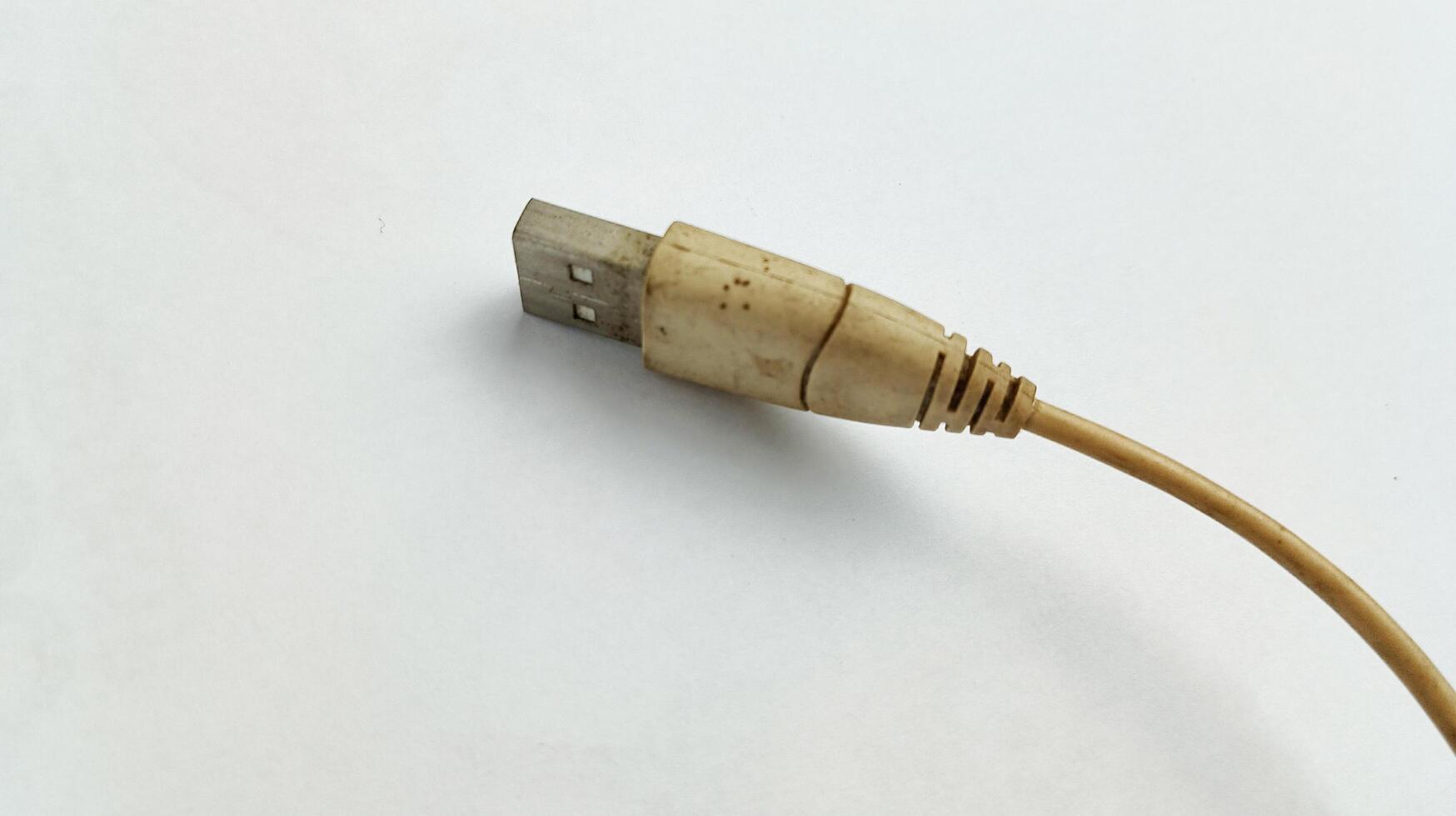 getragen Weiß USB Kabel auf Weiß Hintergrund foto