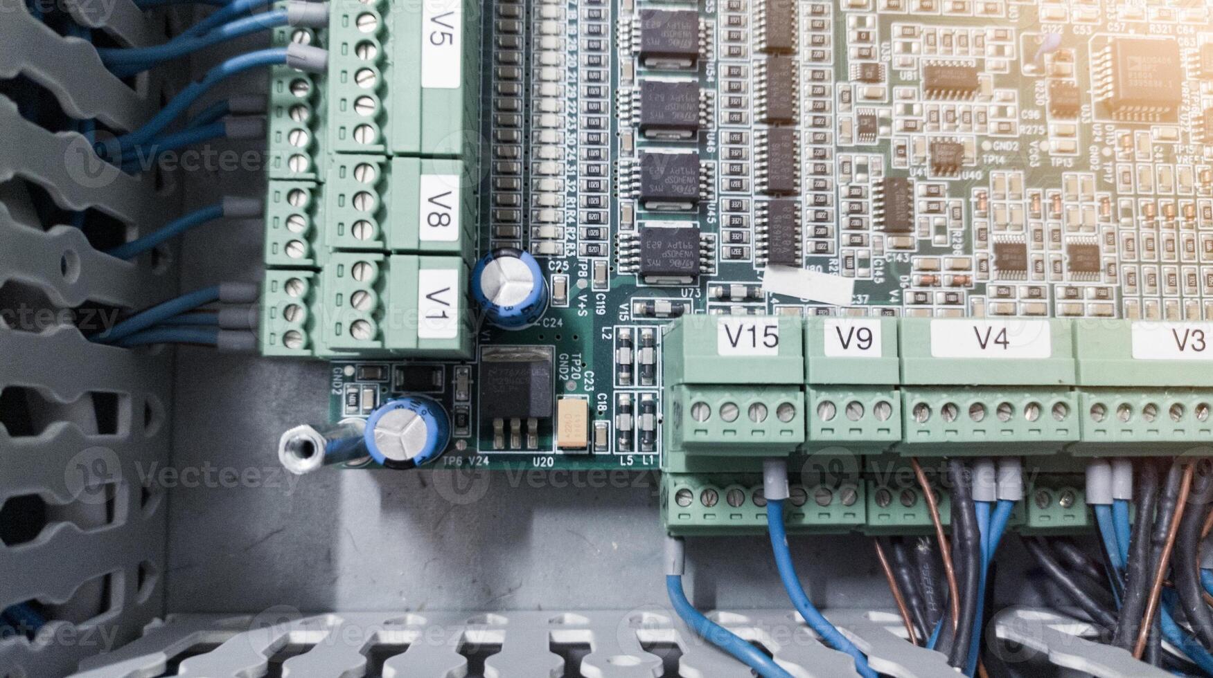 Kabel Verbindung Schaltkreis zu elektrisch Steuerung Planke, ersetzen Verbinder Steuerung Tafel. foto