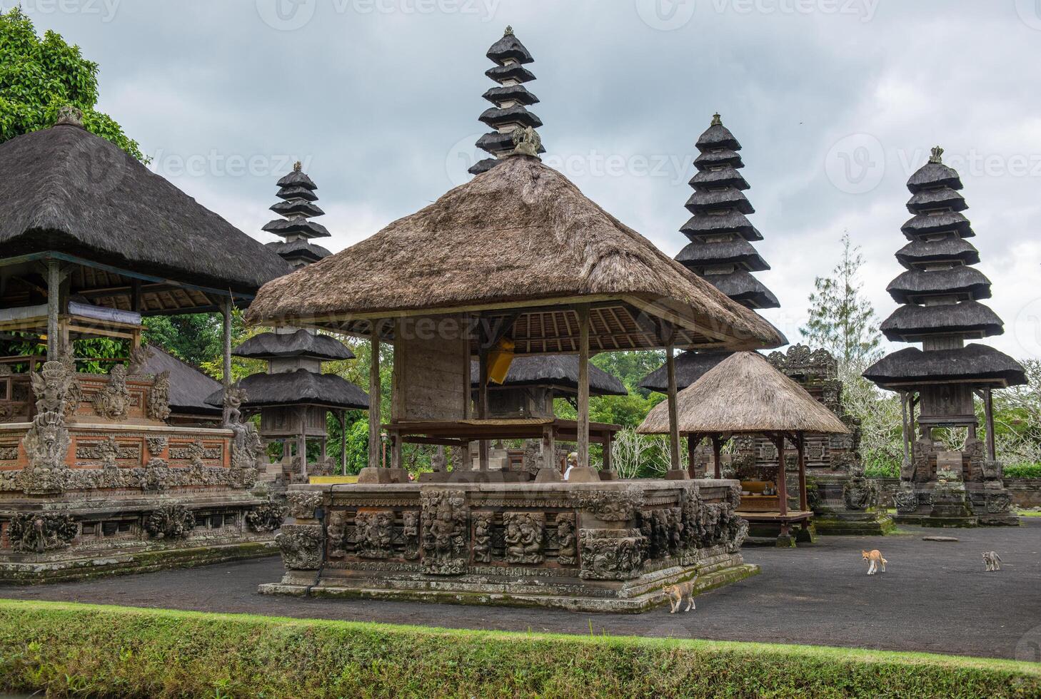 Landschaft Aussicht von spirituell Schrein innere Tempel von pura Taman Ayun das königlich Tempel von Mengwi Reich im badung Regentschaft, Bali, Indonesien. Aussicht im das wolkig Tag. foto