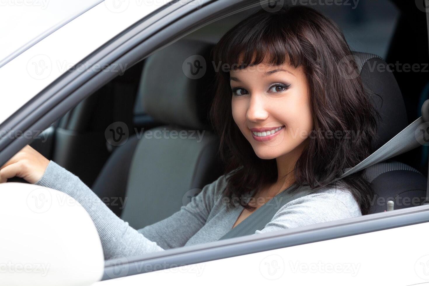 ziemlich weiblich Treiber im ein Weiß Auto foto