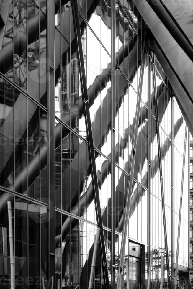 modern Gebäude Außen und Glas Reflexionen. die Architektur Einzelheiten. foto