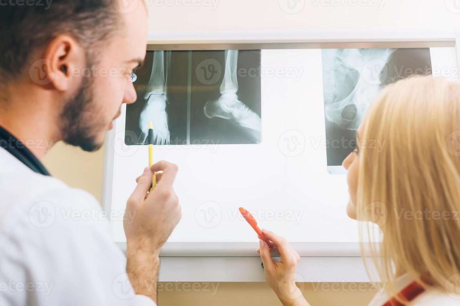 zwei jung Ärzte suchen beim Röntgen Gesundheitspflege, medizinisch und Radiologie Konzept foto