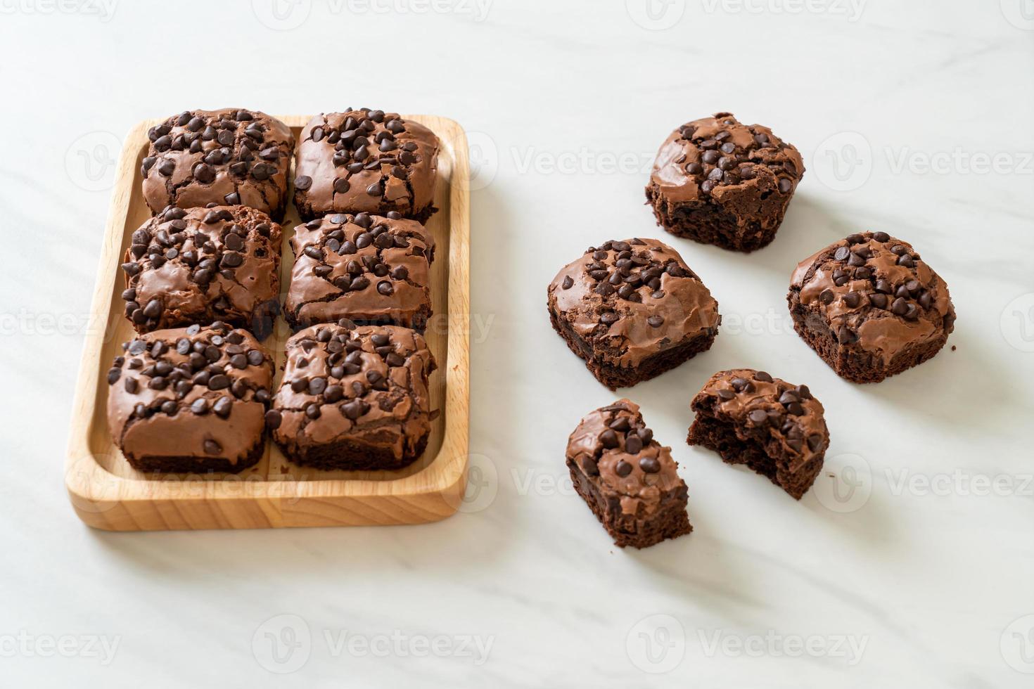 dunkle Schokoladenbrownies mit Schokoladenstückchen foto