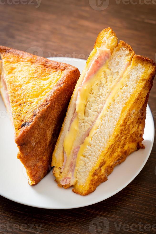 Sandwich-Schinken-Käse auf weißem Teller foto