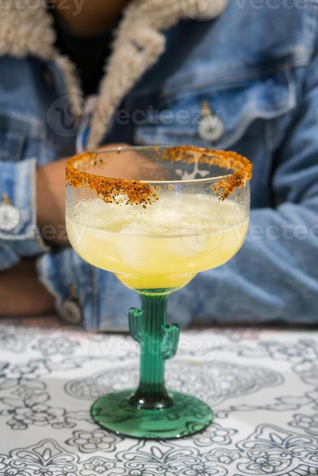 vorbereiten Ananas Margaritas mit Eis, Chili und Zitrone foto