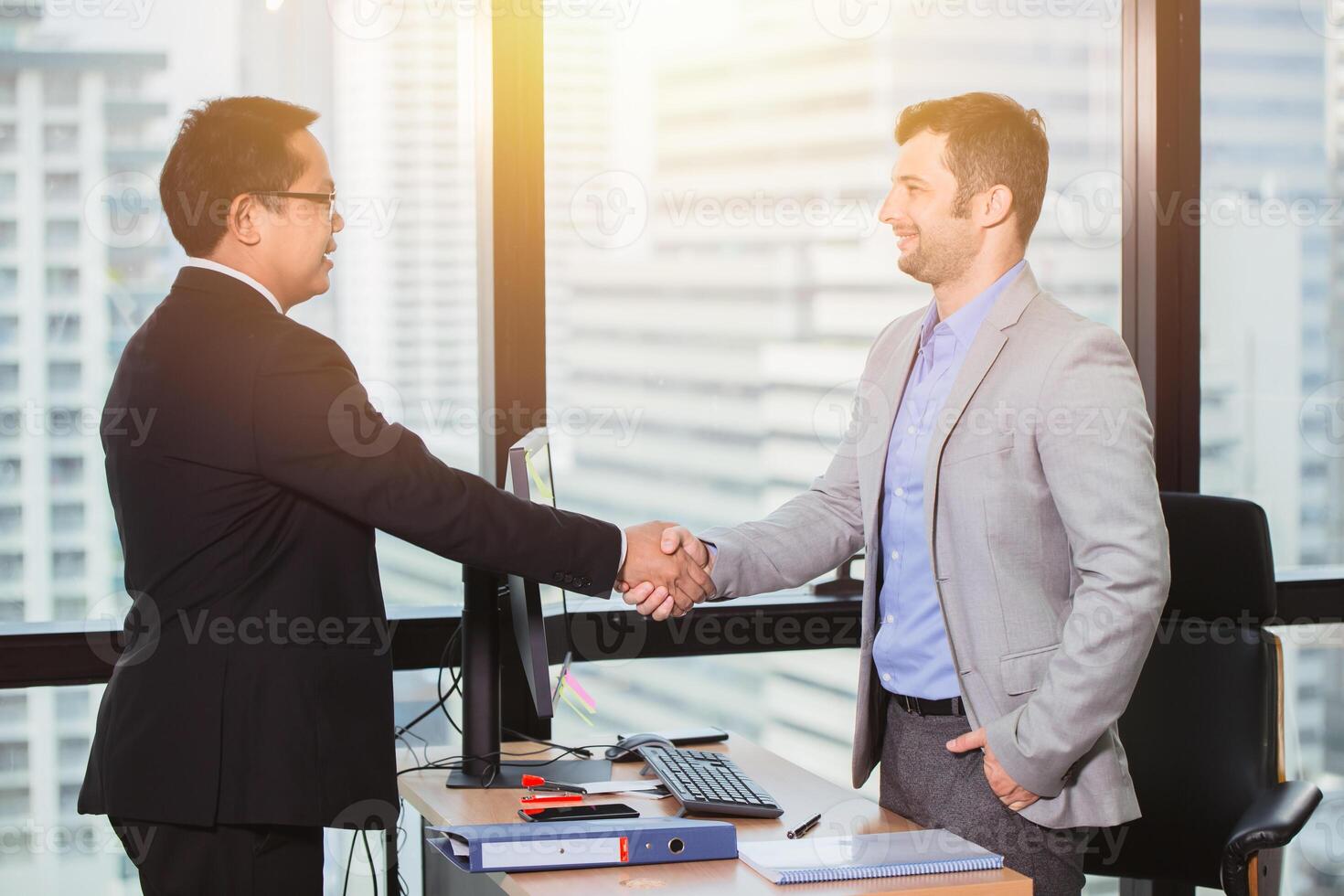 Exekutive Geschäftsmann Hand Shake Fertig Umgang Projekt Geschäft Freund Beziehung mischen Rennen glücklich lächelnd foto