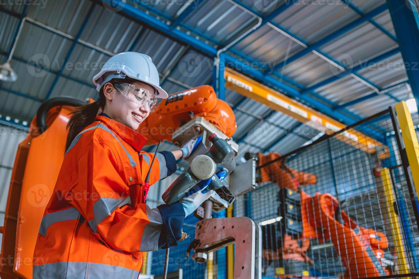 Frau Clever Ingenieur Arbeiter Programmierung Steuerung Roboter Versammlung Arm im modern Metall Industrie Fabrik foto