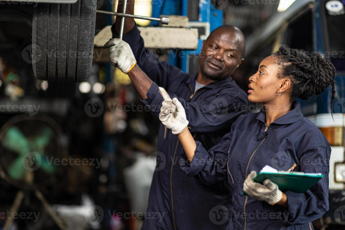 Garage Mechaniker Mannschaft Arbeiten Auto Auto Bedienung schwarz afrikanisch Menschen Fachmann Arbeiter zusammen foto