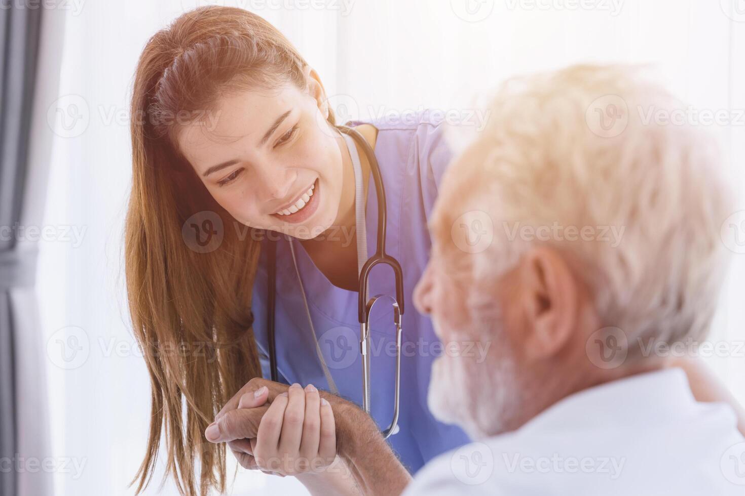 Krankenschwester Arzt Arbeiten beim Zuhause Pflege medizinisch Untersuchung gesund Alten Senior männlich glücklich Lächeln foto