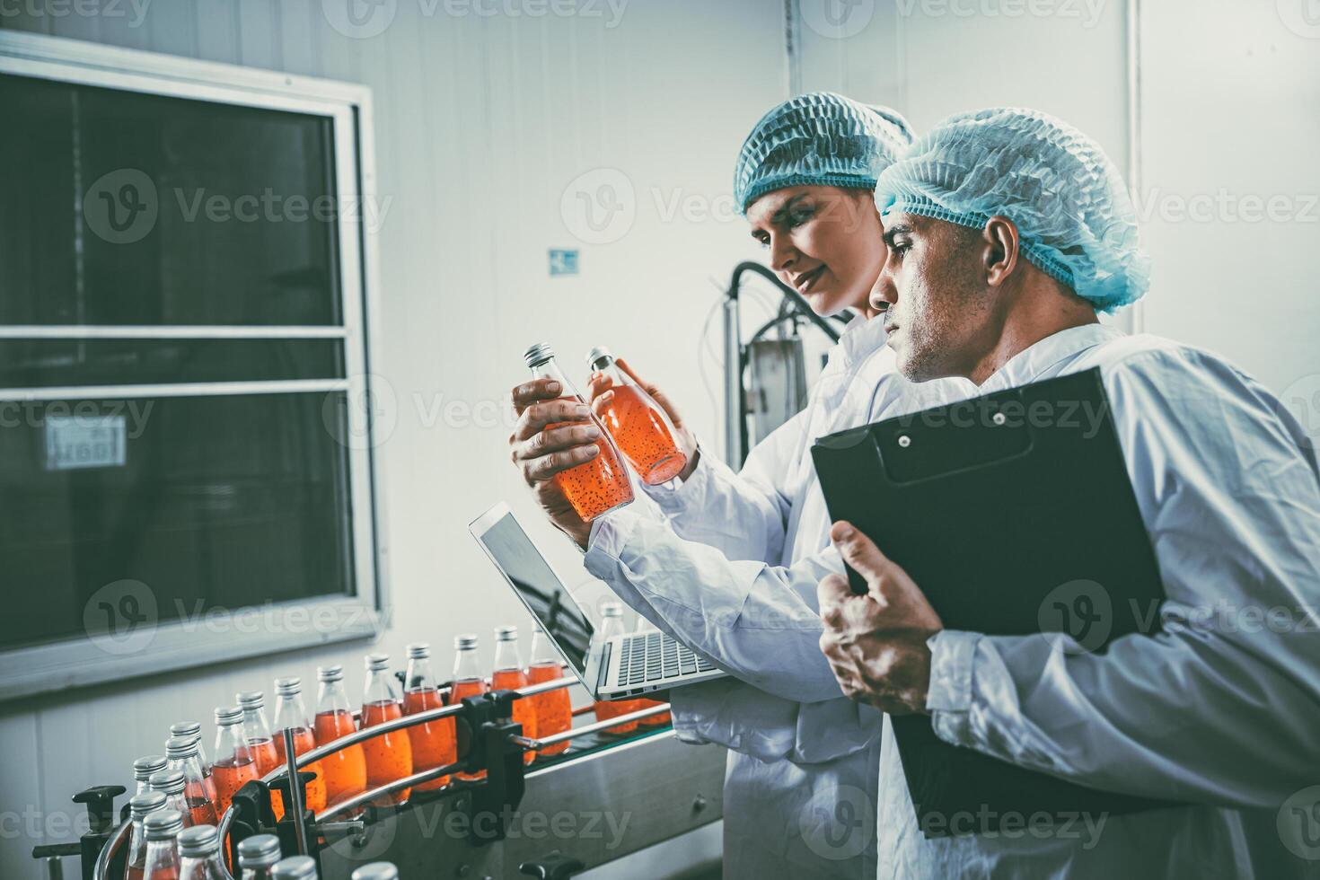 Essen und trinken Industrie Mitarbeiter Arbeiter Arbeiten beim Förderer Gürtel Produktion Linie Maschine im Getränk Fabrik mit sauber und Hygiene Bereich. foto