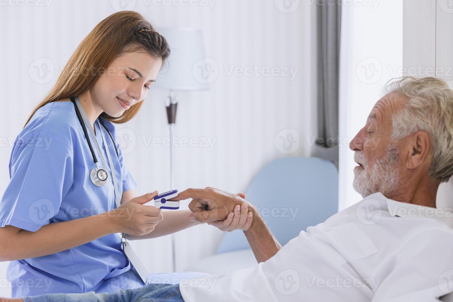 Krankenschwester Arzt Arbeiten beim Zuhause Pflege medizinisch Untersuchung mit Fingerspitze Pause Oximeter Maße Blut Sauerstoff Sättigung Niveau Senior ältere foto