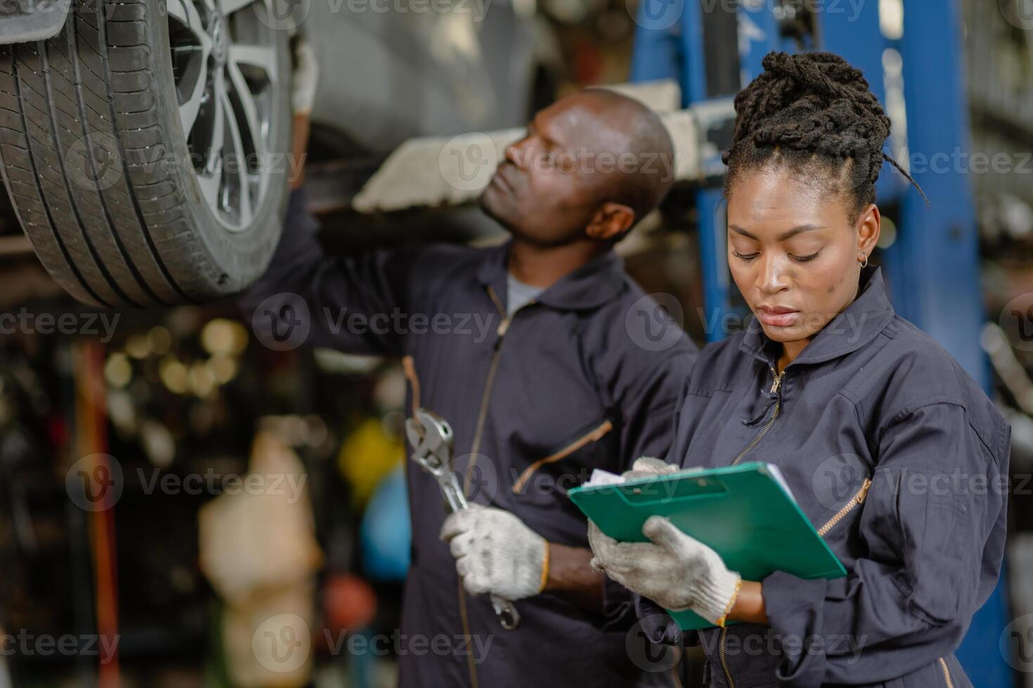 Garage Mechaniker Mannschaft Arbeiten Auto Auto Bedienung schwarz afrikanisch Menschen Fachmann Arbeiter zusammen foto