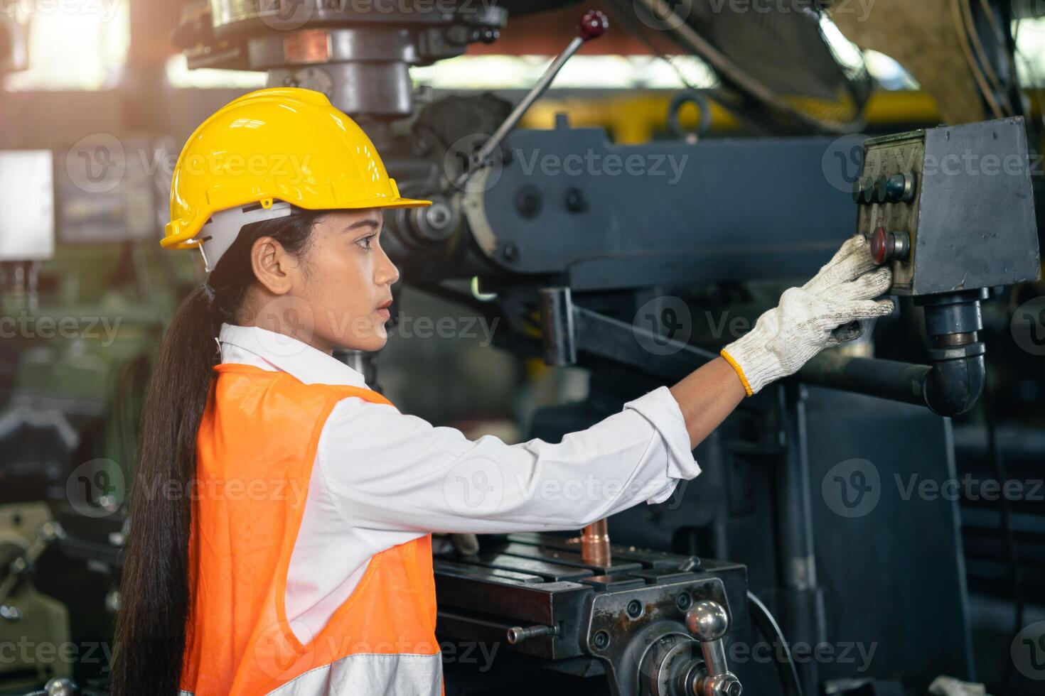 Teen Mädchen Arbeiten mit Drehbank Metall Arbeit Geschäft Stahl Fabrik Industrie Ingenieur Maschine Operator foto