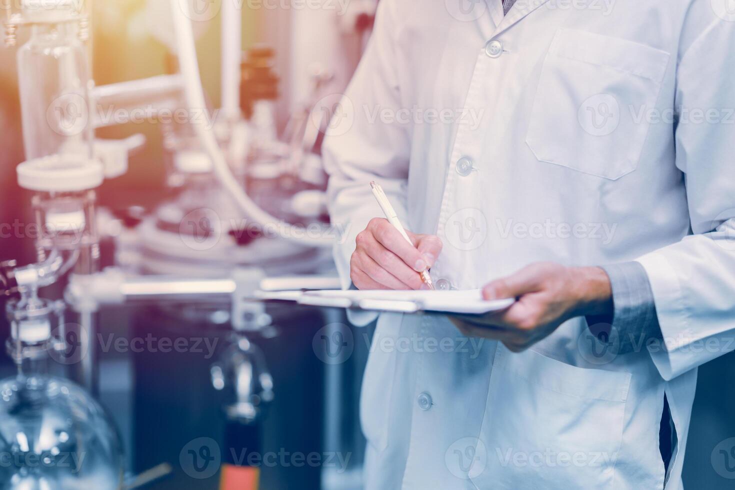 Medizin Wissenschaft Fabrik Mitarbeiter Arbeiter prüfen Qualität Produkte sterilisieren im Autoklav Panzer im prüfen Liste. foto