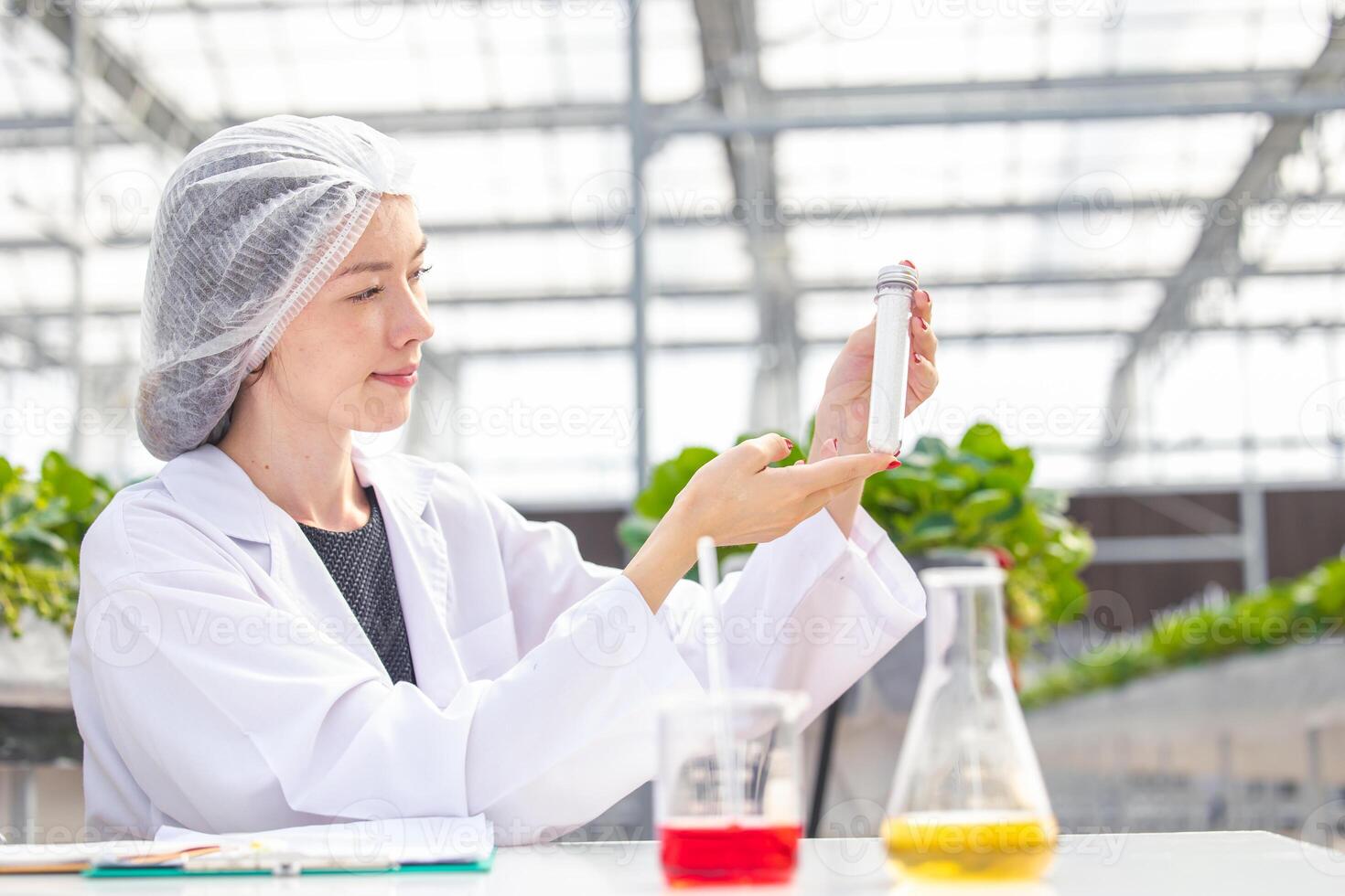 Wissenschaftler Arbeiten im organisch Landwirtschaft Bauernhof Forschung Neu chemisch Formel Extrakt von Pflanze zum medizinisch Konzept. foto