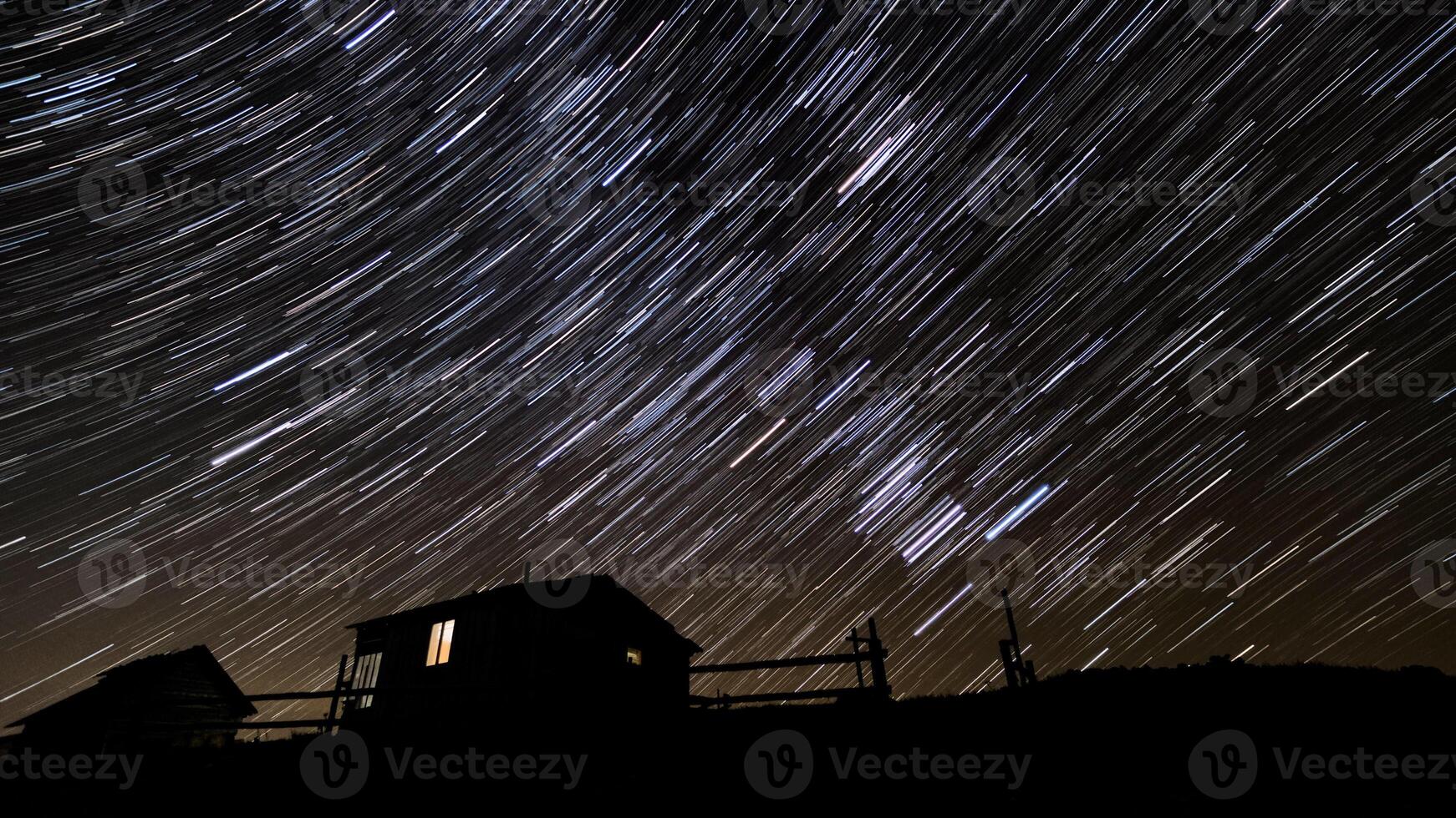 hölzern Haus im das Berge im Winter. Star Wanderwege im das Nacht Himmel. foto