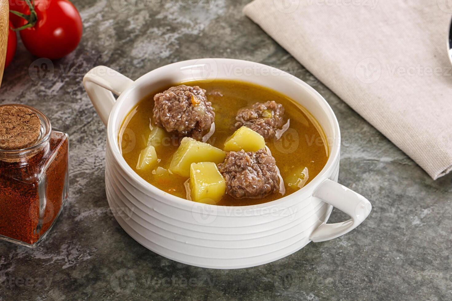 Suppe mit Rindfleisch Frikadelle und Gemüse foto