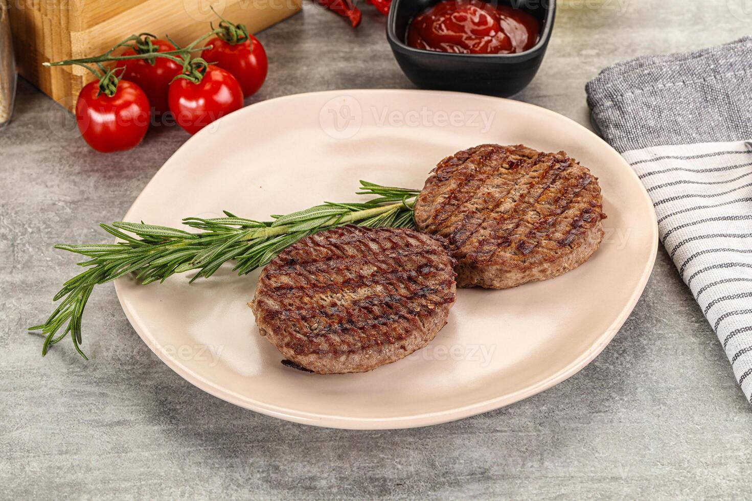 gegrillt zwei Rindfleisch Burger Schnitzel foto