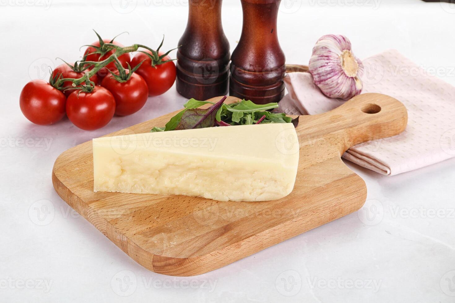 Stück Italienisch schwer Parmesan Käse foto