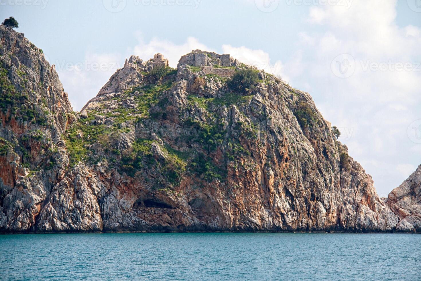 Felsen und Mittelmeer in der Türkei foto