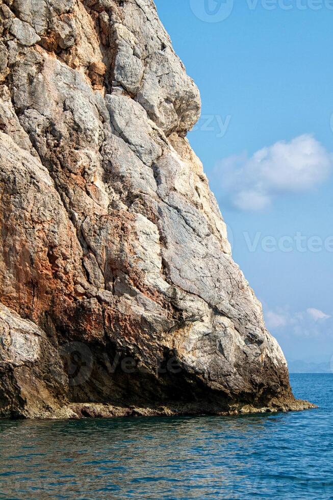 Felsen und Mittelmeer in der Türkei foto