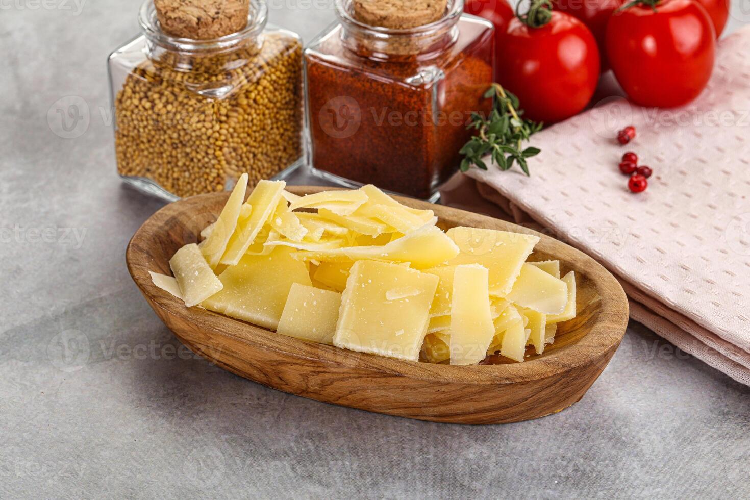 geschnitten Parmesan Käse im das Schüssel foto