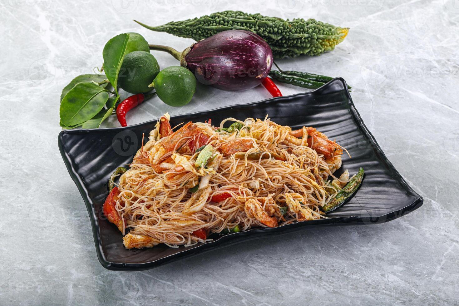 thailändisch würzig Nudeln Salat mit Garnelen foto