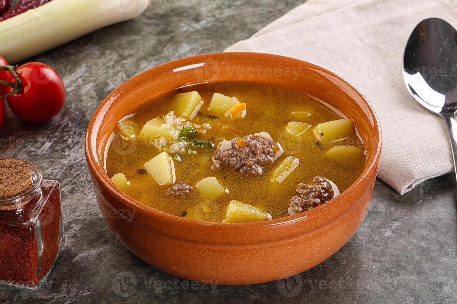 Suppe mit Rindfleisch Frikadelle und Gemüse foto