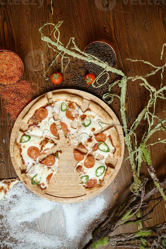 Pizza auf hölzern Schneiden Tafel foto