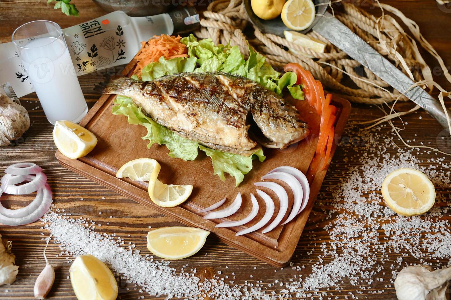 hölzern Schneiden Tafel mit frisch Fisch und beschwingt Gemüse foto