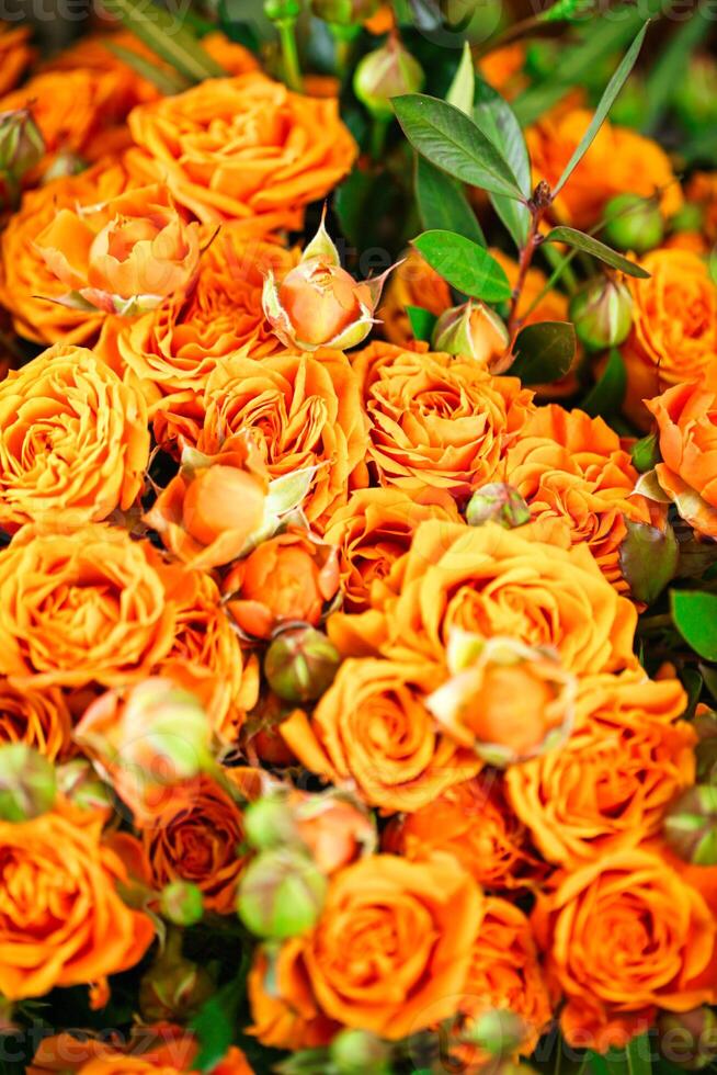 beschwingt Strauß von Orange Blumen mit Grün Blätter foto